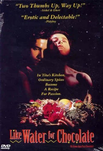 <b>Como agua para chocolate</b> (1992). La prohibición de amarse despierta el deseo de Pedro y Tita, en esta película que relata cómo se arreglaban en el pasado los matrimonios en México. Este film sobre un amor que sobrepasa cualquier obstáculo, puede ayudarte a ti y a tu pareja a reavivar la pasión y, sobre todo, el romanticismo.