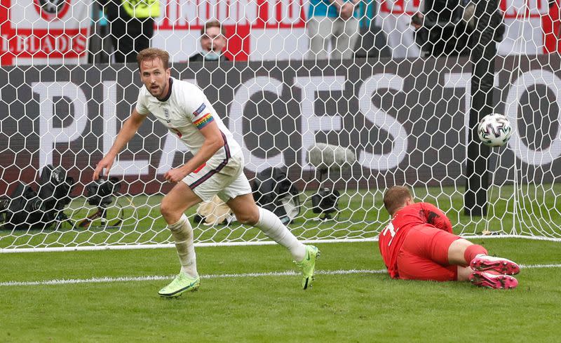 Harry Kane celebra tras anotar un gol en la victoria de Inglaterra sobre Alemania para avanzar a los cuartos de final de la Eurocopa 2020, en el Estadio Wembley, Londres, Inglaterra