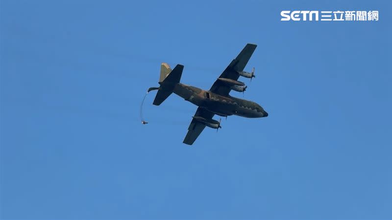 國軍傘訓學員乘C-130運輸機。（圖／翻攝畫面）