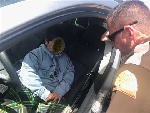 男童被逮到自己開車上高速公路。（圖／翻攝自Utah Highway Patrol推特）