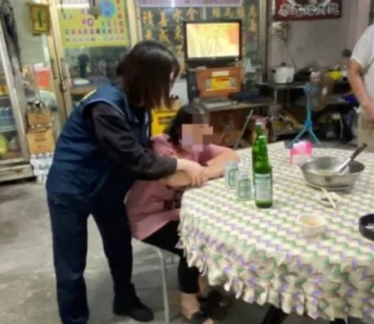 酒氣熏人失聯的女移工模仿原住民口音稱：「長官！我是原住民！跟朋友來喝酒！」還是被識破被逮。（記者林坤瑋翻攝）