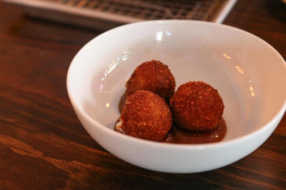 Croquetas de prosciutto, uno de los platos que distingue a Abi Maria Bar & Refuge.