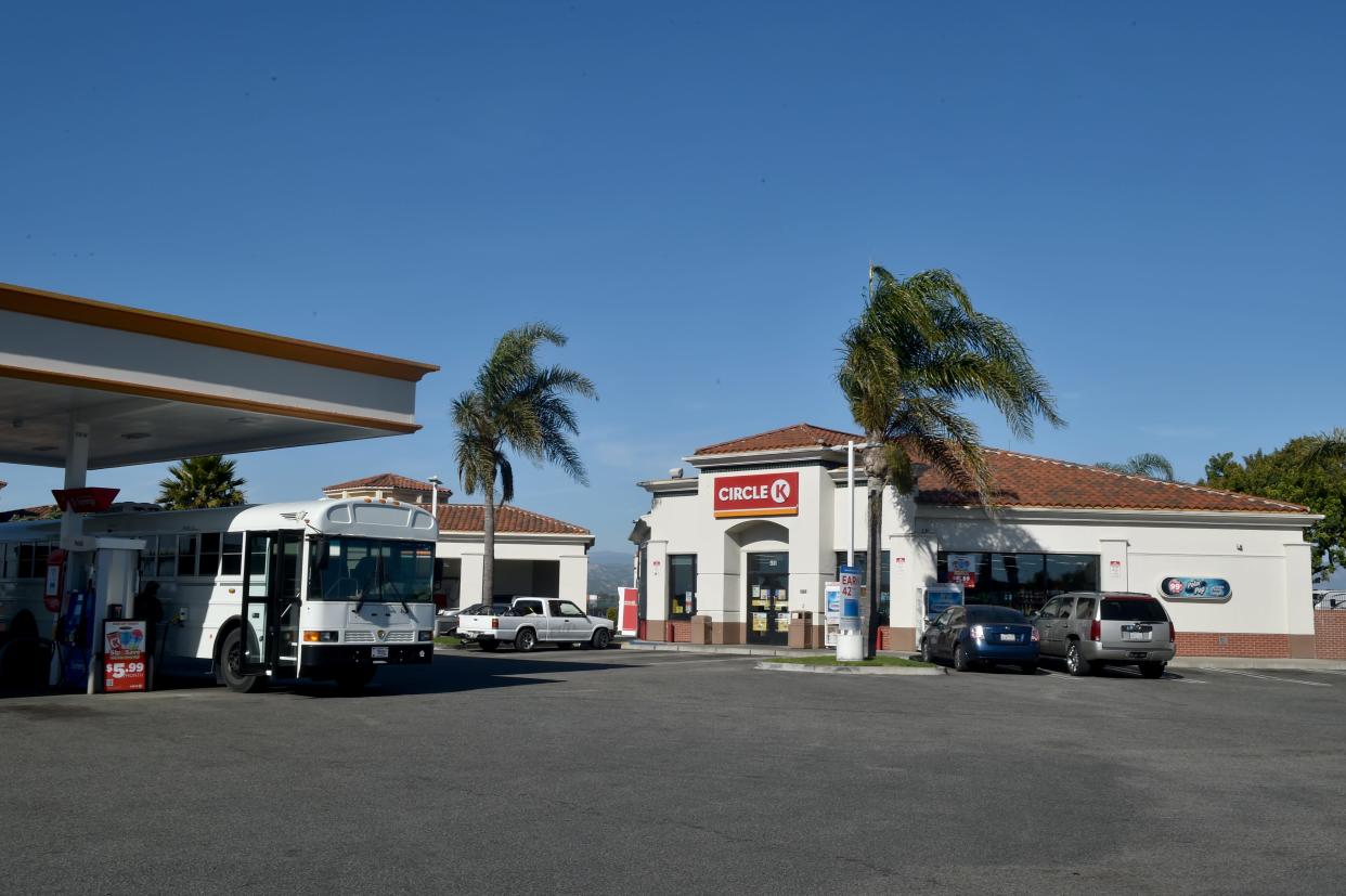 An early-morning robbery attempt at a Circle K near the Oxnard Airport Thursday turned fatal after the store clerk fought back, authorities said.