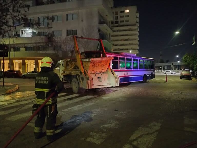 Un colectivo y un camión con volquete chocaron en la mañana de este lunes en el barrio de Parque Patricios