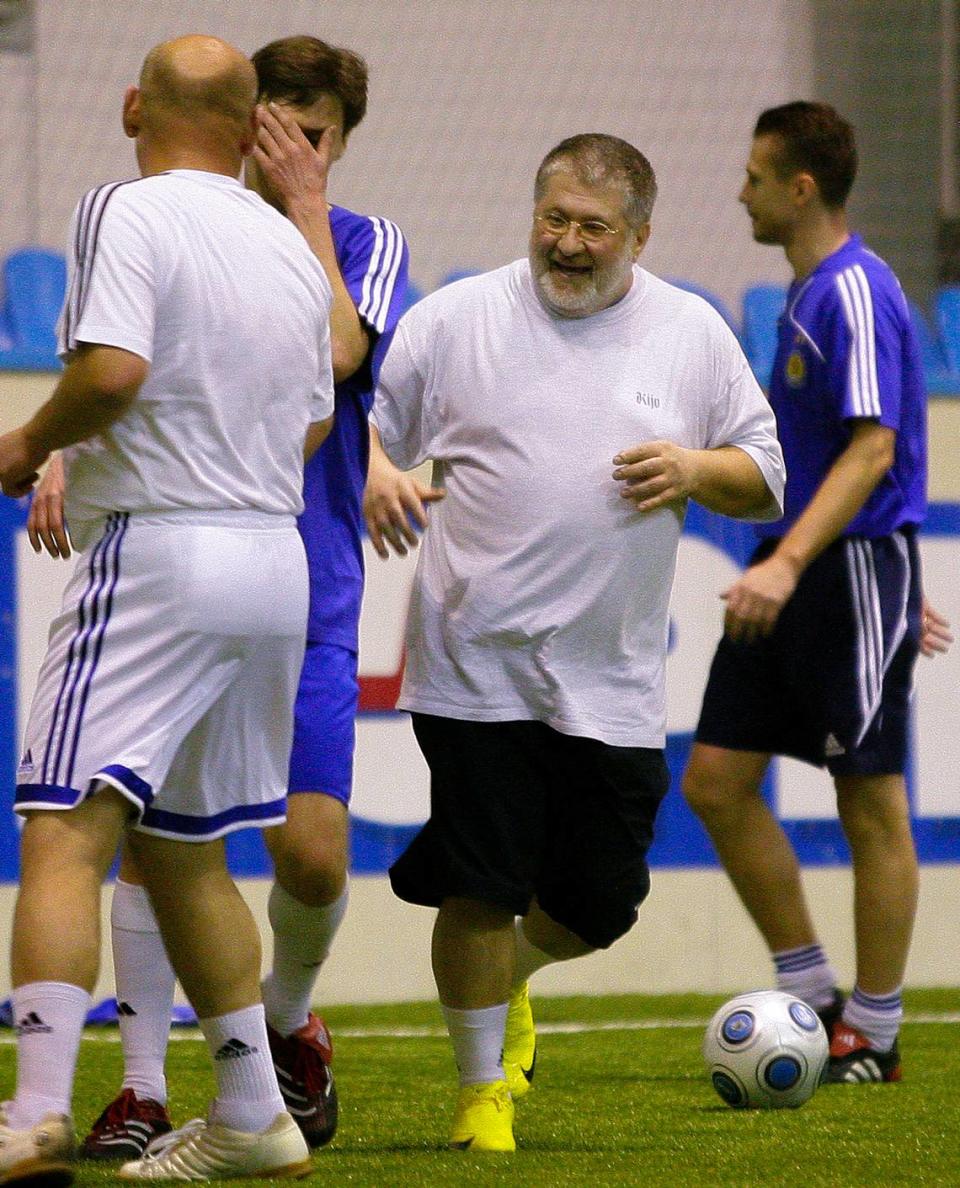 En esta foto tomada el 26 de febrero de 2010, el empresario ucraniano multimillonario autoexiliado, Igor Kolomoisky, en el centro, juega al fútbol en Kiev, Ucrania. (AP Photo/Andriy Lukatsky, Archivo)