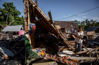 <p>A woman search her belongings at ruins of her houses following an earthquake in Pemenang on Aug. 8, 2018 in Lombok Island, Indonesia. (Photo: Ulet Ifansasti/Getty Images) </p>