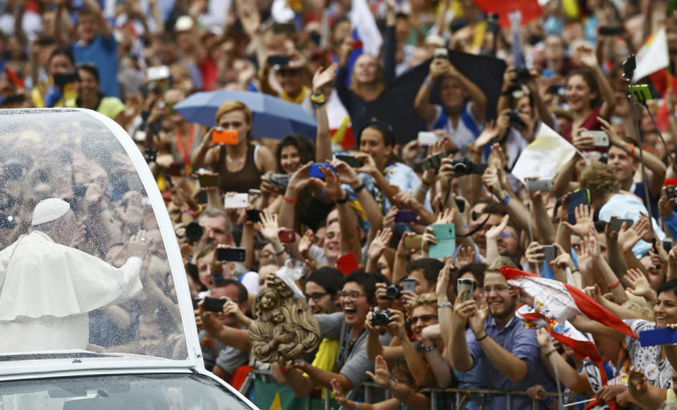 <p>Pope Francis waves at the faithfuls as he travels in the popemobile to a welcoming ceremony at Wawel Royal Castle in Krakow, Poland July 27, 2016. (REUTERS/Kacper Pempel)</p>