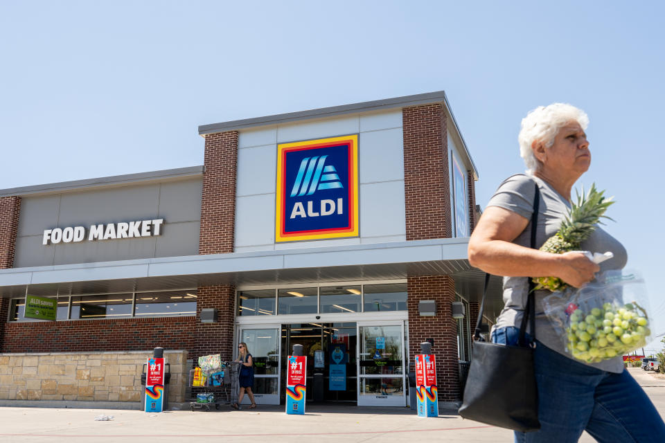美國通漲過去兩年急升，吸引當地民眾到Aldi等平價超市購物。 (Photo by Brandon Bell/Getty Images)