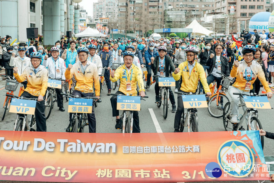 「2023國際自由車環台賽-桃園市站」登場，桃園市長張善政領騎為活動揭開序幕。