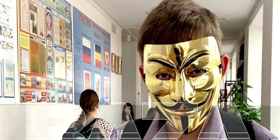 Teenager comes to school wearing Guy Fawkes mask