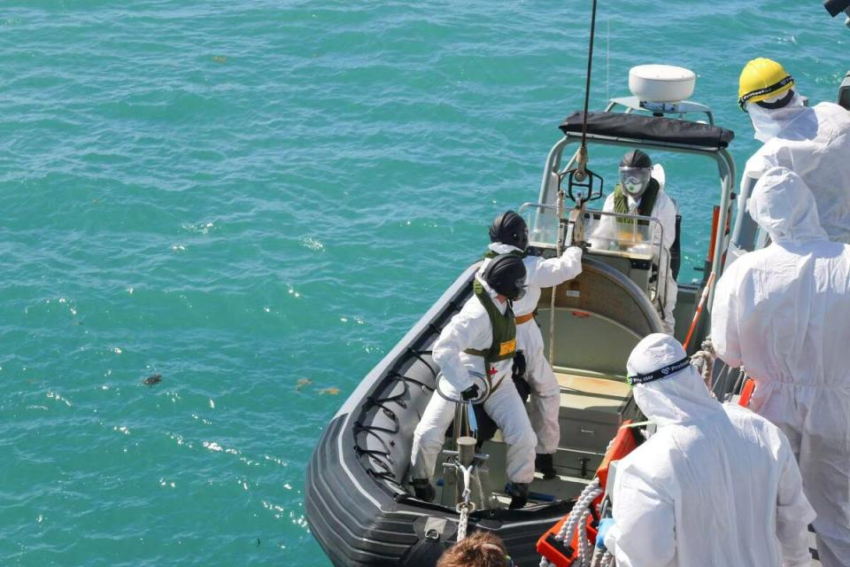 在澳大利亞國防軍提供的這張照片中，2023 年 7 月 29 日星期六，布里斯班號皇家海軍的水兵準備登上一艘剛性船體充氣艇，在澳大利亞林德曼島附近進行搜救行動，這是多方聯合行動的一部分。   圖：達志影像/美聯社