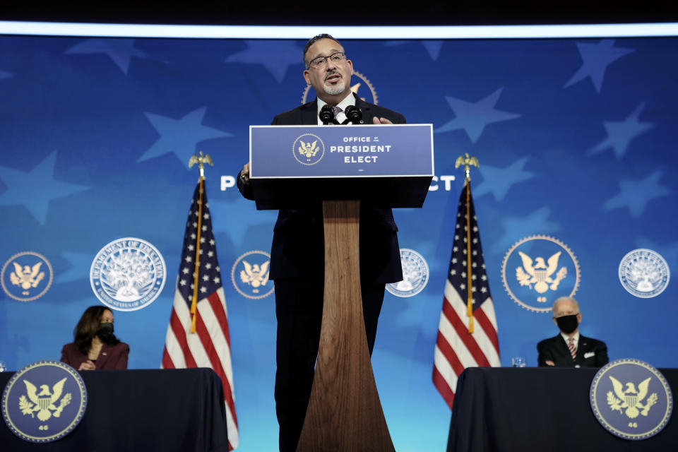 Miguel Cardona, elegido por el presidente electo Joe Biden para ser secretario de Educación, en Wilmington, Delaware, el 23 de diciembre de 2020. (Amr Alfiky/The New York Times)