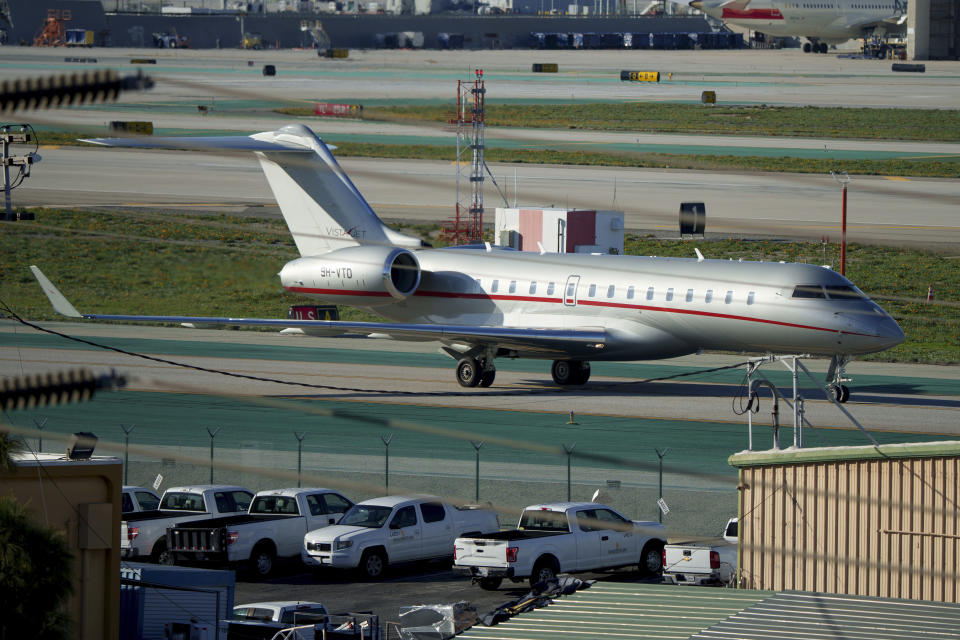 Un avión privado de VistaJet, llamado "The Football Era" y que transportaría a la estrella pop Taylor Swift, aterriza en el Aeropuerto Internacional de Los Ángeles, el sábado 10 de febrero de 2024 (AP Foto/Eric Thayer)