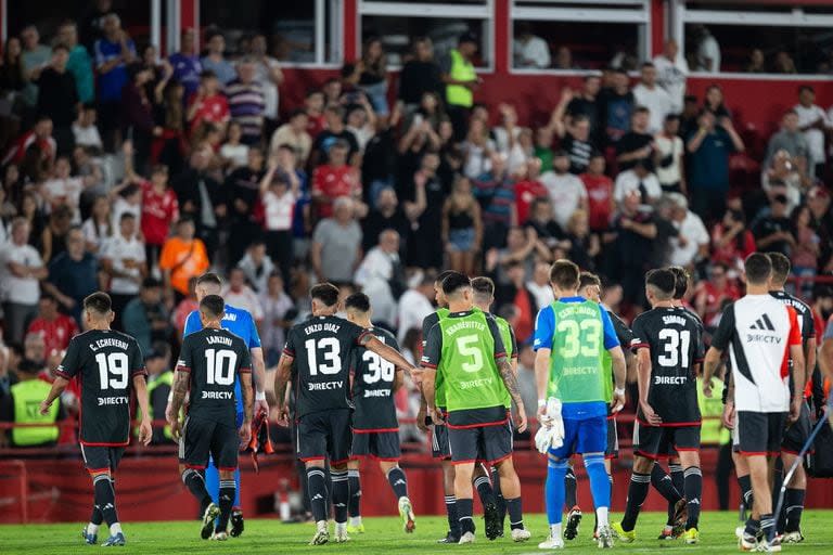 Cabezas gachas en la retirada de River después de caer por 1 a 0 frente a Huracán, en Parque Patricios