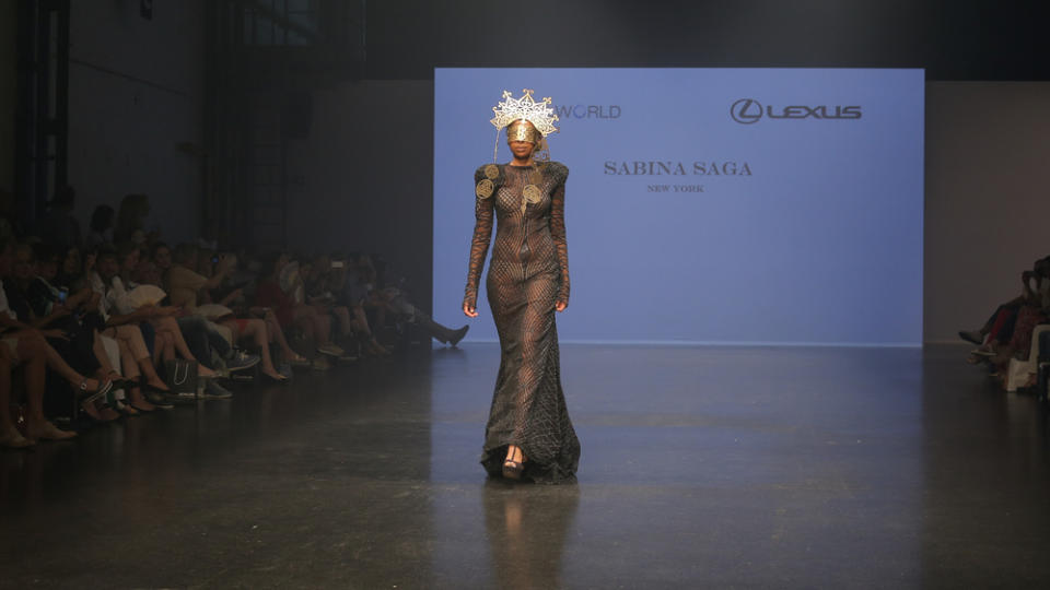 Ist 3D Fashion die Mode der Zukunft? "GNTM"-Gewinnerin Kim Hnizdo durfte das Ganze auf der Platform Fashion in Düsseldorf bereits selbst testen.