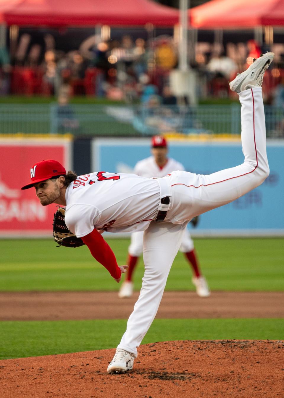 El prospecto de pitcheo de los Medias Rojas, Shane Drohan, hace un lanzamiento durante su debut con los Medias Rojas de Worcester el jueves en Polar Park.