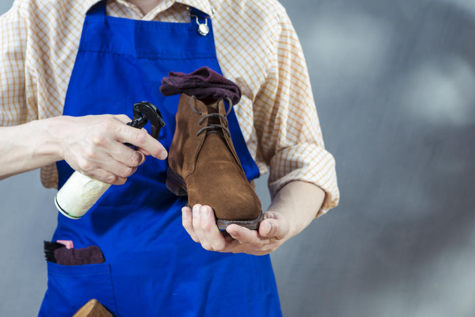 Evita las molestias de usar un zapato de cuero al caminar. (Foto: Getty images)