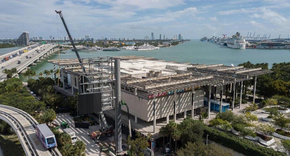 Vista de la valla publicitaria LED de 10 pisos que se está construyendo junto al Pérez Art Museum Miami, el viernes 26 de enero de 2024, en el downtown de Miami.