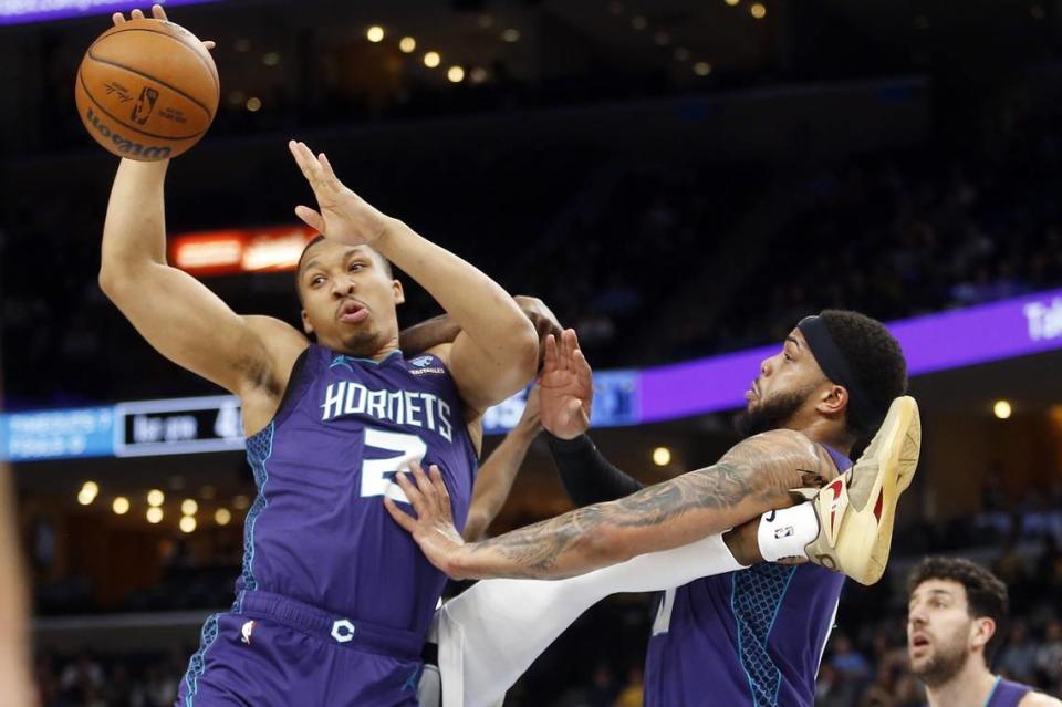 Charlotte Hornets avance Grant Williams (2), Memphis Grizzlies garde DeJon Jarreau (77) et Charlotte Hornets avance Miles Bridges (0) se disputent des rebonds pendant la première moitié au FedExForum.