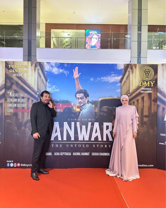 Siti attended the premiere with husband Datuk Khalid Mohd Jiwa