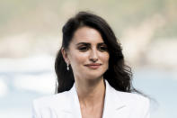 Lors d’une interview réalisée en janvier 2020 pour Brut lors de la promotion du film <em>Cuban Network</em>, Penélope Cruz revient sur sa rencontre déterminante avec Mère Teresa. La comédienne a accompagné la religieuse au cours d’un voyage en Inde. "<em>Ce voyage à Calcutta, je me suis dit :</em> ‘C’est le voyage qui va changer ma vie’. <em>C’est quelque chose de très fort à dire, mais ça a vraiment été comme ça. Les conversations, les moments de silence que j’ai eus seule avec elle, ce sont des cadeaux de la vie.</em> […] <em>Un jour, elle a mis son front sur le mien et elle m’a dit :</em> ‘Aide toujours qui tu peux, à tout instant, avec ce que tu pourras, même si c’est quelque chose de petit, mais essaie toujours d’aider’<em>. Quelle puissance. Ce n’est pas juste de savoir que c’est elle, qu’on est impressionné parce que c’est elle, mais quand tu l’as devant toi, c’est vraiment précieux. Elle me l’a dit d’une manière tellement belle, tellement forte.</em>" <em>(Photo by Juan Naharro Gimenez/WireImage via Getty Images)</em>