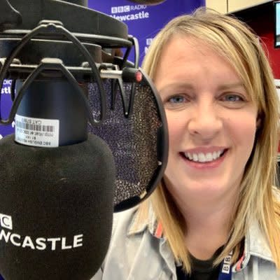 英國廣播公司紐卡索電台（BBC Radio Newcastle）女主持人蕭奧被證實她死於極罕見疫苗併發症。   圖：翻攝推特