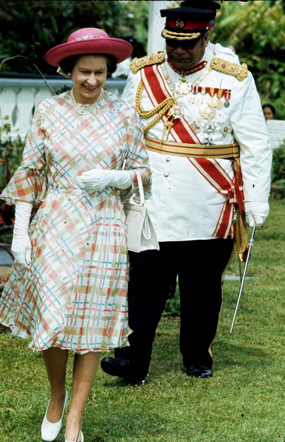 <p>Elizabeth chose a fun printed frock to meet the King of Tonga.<br><i>[Photo: PA]</i> </p>