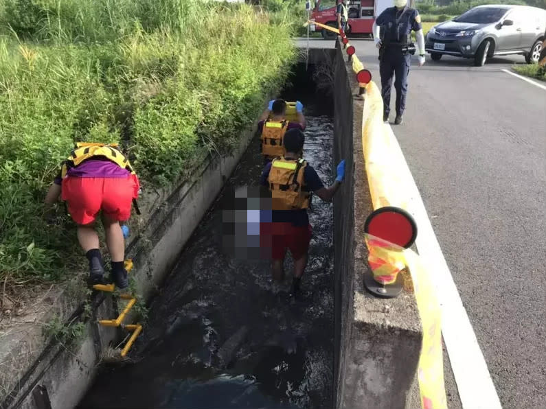 少年疑似不慎摔落水溝溺斃。（圖／翻攝畫面）