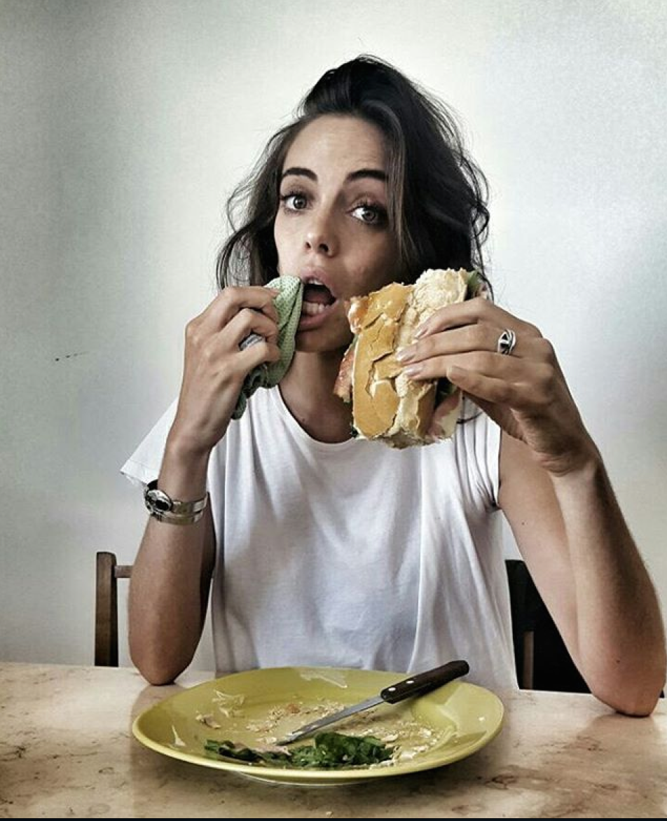 ¡Ya con antojos! Parece que mini Naim ¡se viene con todo! “Así me tiene el embarazo”, fue la descripción de la morocha de 29 años para este gracioso retrato, comiéndose un enorme sándwich. - Foto: Instagram.com/emilia_att