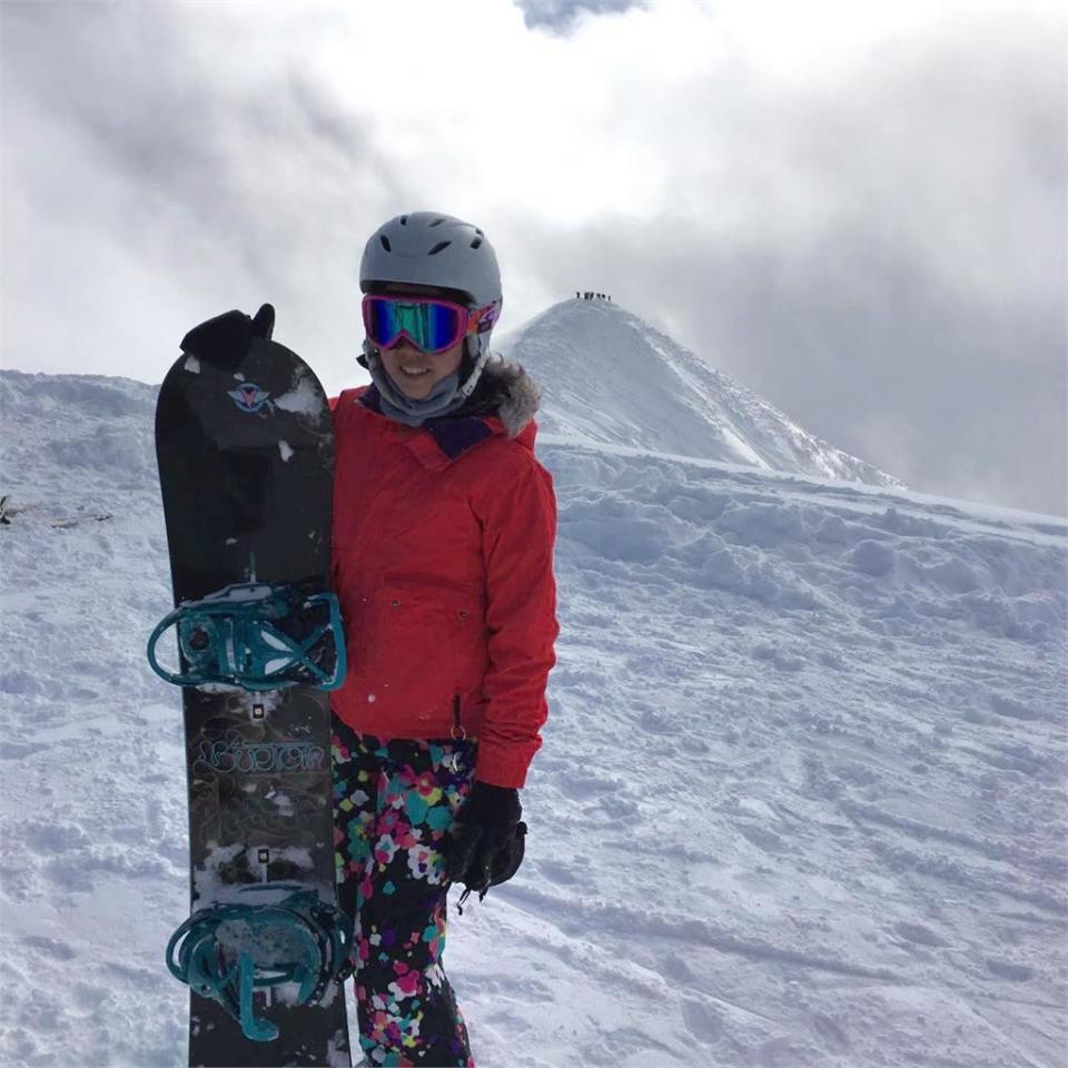 熱愛backcountry snowboarding（越野滑雪）的Pinky，徒步攀登上北海道二世谷雪場最高峰海拔1,389米