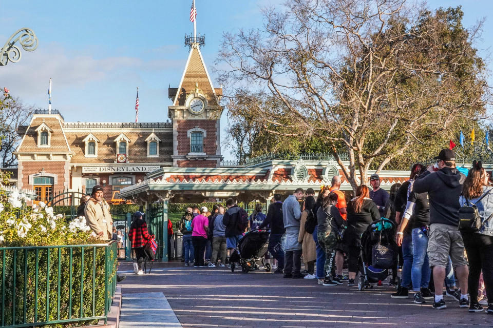 Warteschlangen sind bei den Themenparks von Disney keine Seltenheit - doch für einen Plastikeimer sieben Stunden anzustehen, ist neu (Symbolbild: Paul Rovere/Getty Images)