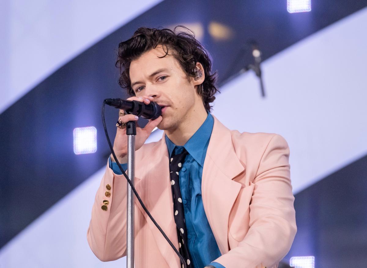 Harry Styles’ hair was a hot topic ahead of Luton Town vs. Manchester United EPL match