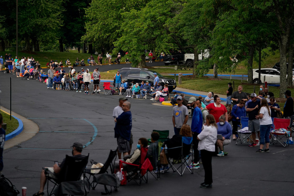 People line up outside Kentucky Career Center prior to its opening to find assistance with their unemployment claims in Frankfort, Kentucky, U.S. June 18, 2020. REUTERS/Bryan Woolston     TPX IMAGES OF THE DAY