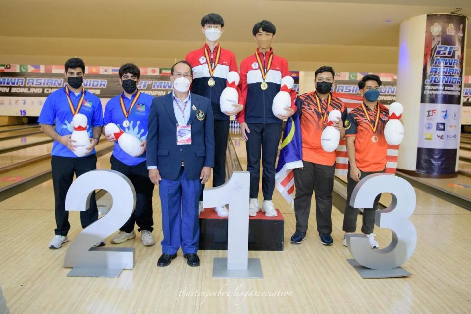 藍少崗（中左）、程紹華（中右）聯手在男子雙人項目中奪金。（翻攝自Thai Tenpin Bowling Association臉書）