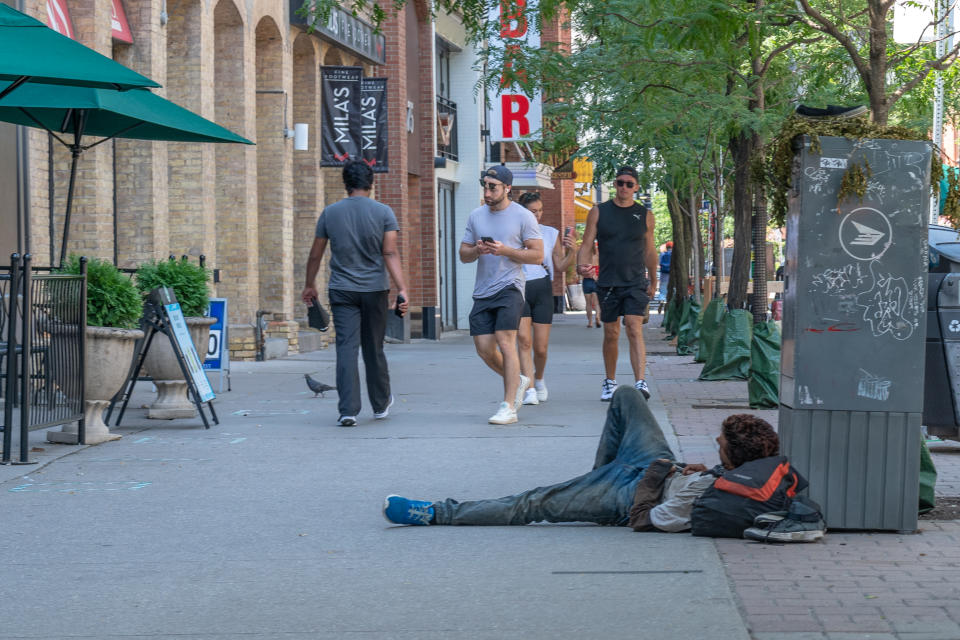 Un hombre sin hogar duerme en las calles del barrio Old Toronto, en Toronto, Canadá. (Foto: Roberto Machado Noa/LightRocket via Getty Images)