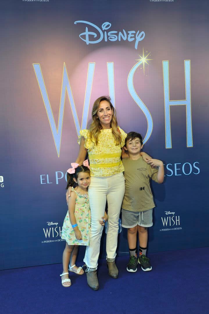 Un jean blanco, un top amarillo con detalles de encaje y botas color beige fue el look que eligió la periodista Paula Varela para pasar una tarde de película con sus hijos, Benicio y Amanda