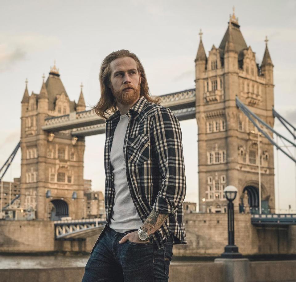 <p>De plus en plus affuté, Gwilym Pugh a alors créé son compte Instagram pour gagner en popularité au point de se faire repérer par un tailleur gallois et de poser pour lui. Crédit image : @gwilymcpugh </p>