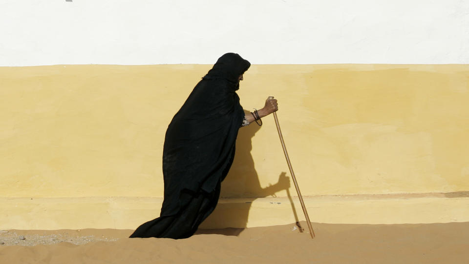 A Sahrawi woman walks with a stick at Dakhla's refugee camp, near Tindouf in southwestern Algeria, April 16, 2008.&nbsp;
