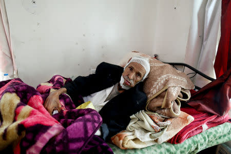 Ali Hizam Mused, 70, who has mouth cancer, lies on a bed at a charity which houses cancer patients in Sanaa, Yemen, August 15, 2018. REUTERS/Khaled Abdullah