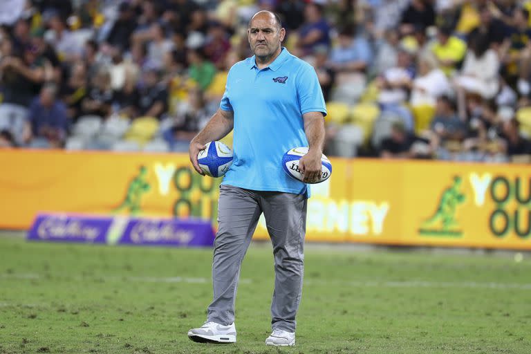 El entrenador de Argentina, Mario Ledesma, observa a sus jugadores calentar antes del partido de prueba del Campeonato de Rugby entre los Pumas y los Wallabies en Townsville, Australia,