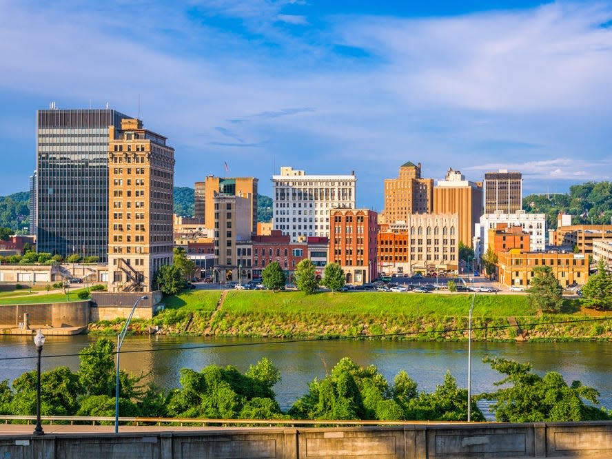 Charleston, West Virginia, USA skyline on the Kanawha River