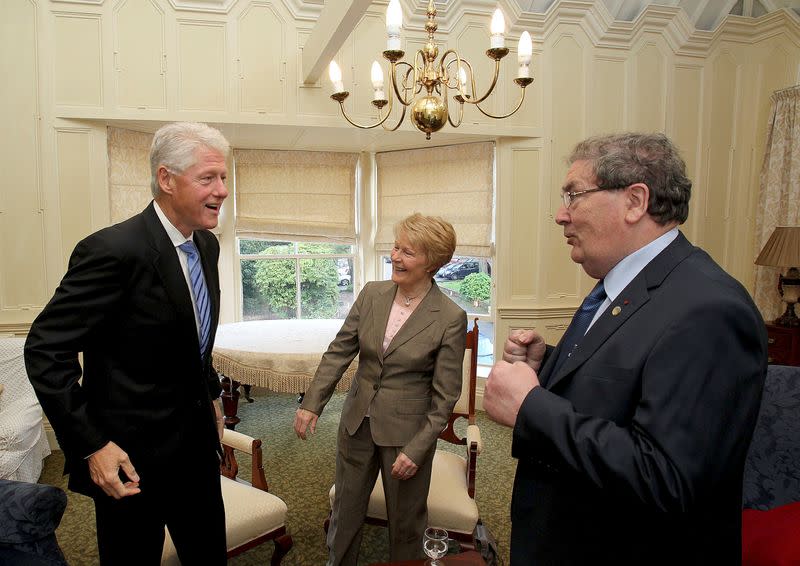 FOTO DE ARCHIVO: El ex presidente de los Estados Unidos Bill Clinton (izquierda) saluda al ex líder del SDLP, John Hume y su esposa Pat, en el Hotel Beech Hill, en Londonderry, Irlanda del Norte