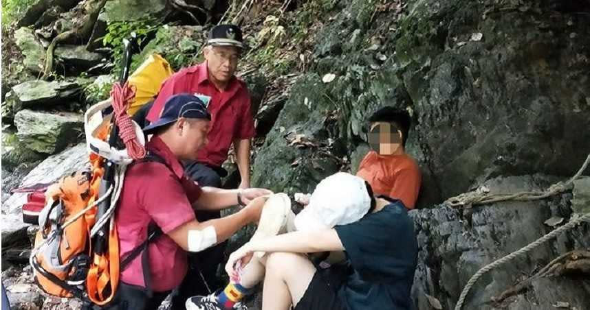 屏東一名女子至涼山瀑布遊憩區戲水，不慎摔傷，消防救護員前往救援。（圖／讀者提供）