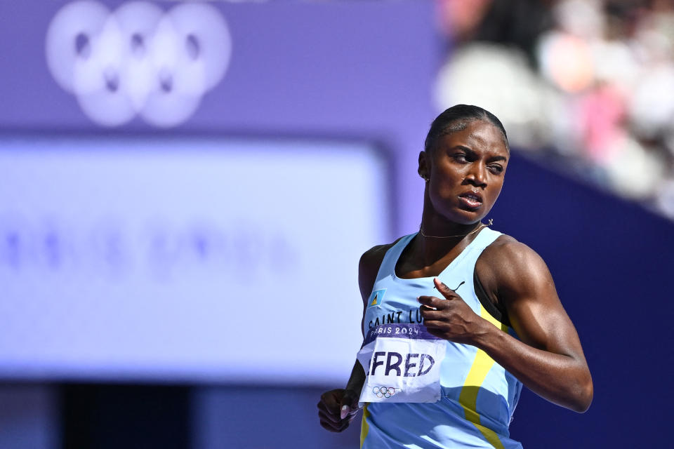 Julien Alfred dari Saint Lucia bereaksi setelah berlaga dalam nomor lari 200m putri di cabang atletik Olimpiade Paris 2024 di Stade de France di Saint-Denis, utara Paris, pada 4 Agustus 2024. (Foto oleh Jewel SAMAD / AFP) (Foto oleh JEWEL SAMAD/AFP via Getty Images)