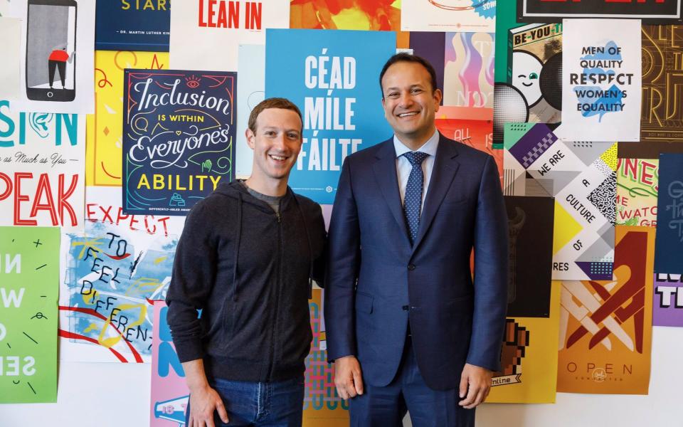 लियो वराडकर, @LeoVaradkar, मेनलो पार्क, कैलिफोर्निया में @facebook, मुख्यालय में पहले मार्क जुकरबर्ग से मिलकर अच्छा लगा। अगले साल आयरलैंड के लिए सैकड़ों अतिरिक्त नौकरियों की पुष्टि हुई।