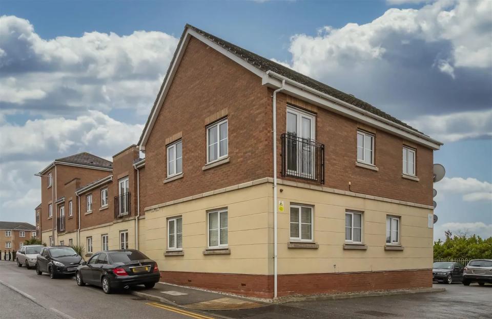 <p>On the market for just £175,000, this one-bedroom flat is moments from the River Thames. Surprisingly spacious for a flat, it has an attractive lounge, a fitted <a href="https://www.housebeautiful.com/uk/renovate/homes-makeovers/a36685550/before-after-diy-cheap-white-kitchen-makeover/" rel="nofollow noopener" target="_blank" data-ylk="slk:kitchen;elm:context_link;itc:0;sec:content-canvas" class="link ">kitchen</a>, stylish bathroom, double bedroom and allocated parking. Take a tour...</p><p>This property is currently on the market for £175,000 with Kempsters Estate Agents via <a href="https://www.zoopla.co.uk/for-sale/details/57931352/" rel="nofollow noopener" target="_blank" data-ylk="slk:Zoopla;elm:context_link;itc:0;sec:content-canvas" class="link ">Zoopla</a>.</p>