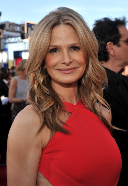 KYRA SEDGWICK. Deslumbró con un híper sexy vestido rojo que dejaba ver buena parte de su anatomía, y un look de cabello relajado, con unas ondas desarmadas que caían alrededor de su rostro.