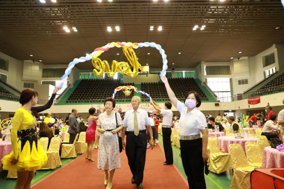 嘉義市金婚禮讚，見證六十八對結婚逾半世紀佳偶。（記者湯朝村攝）