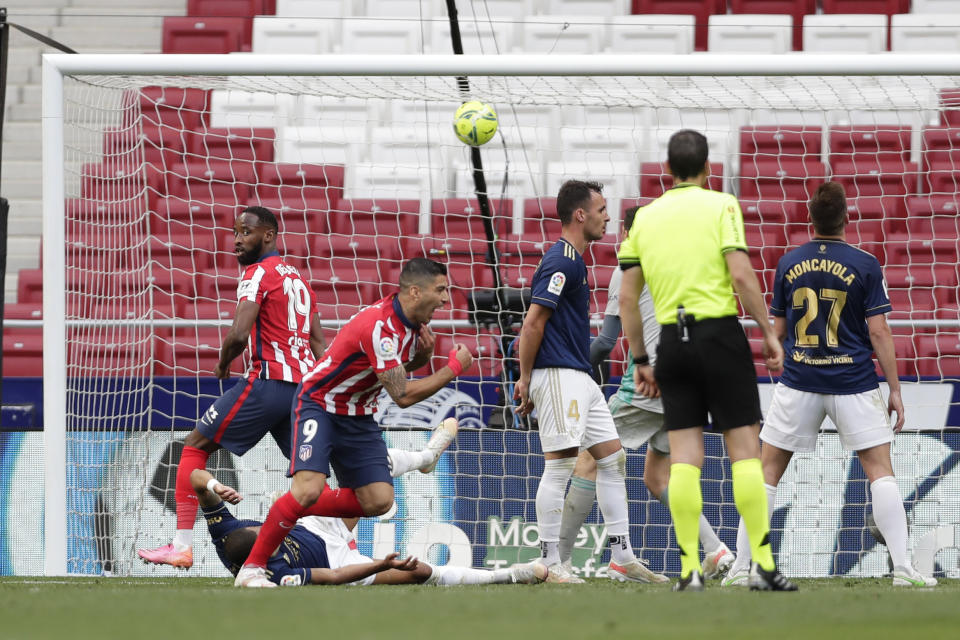 Luis Suárez (izquierda) celebra tras anotar el segundo gol en la victoria 2-1 del Atlético de Madrid ante Osasuna por la Liga española, el domingo 16 de mayo de 2021. (AP Foto/Manu Fernández)