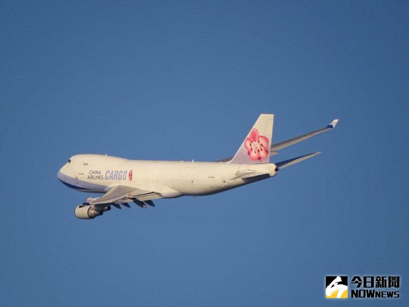 ▲華航引進 777F 貨機，首架機身編號 B-18771 將於今（ 1 ）日晚間約 8 時抵達桃園機場，研判會在台灣完成最後的「台灣意象」塗裝。圖為華航 747-400F 貨機。（圖／NOWnews資料照，呂烱昌攝）